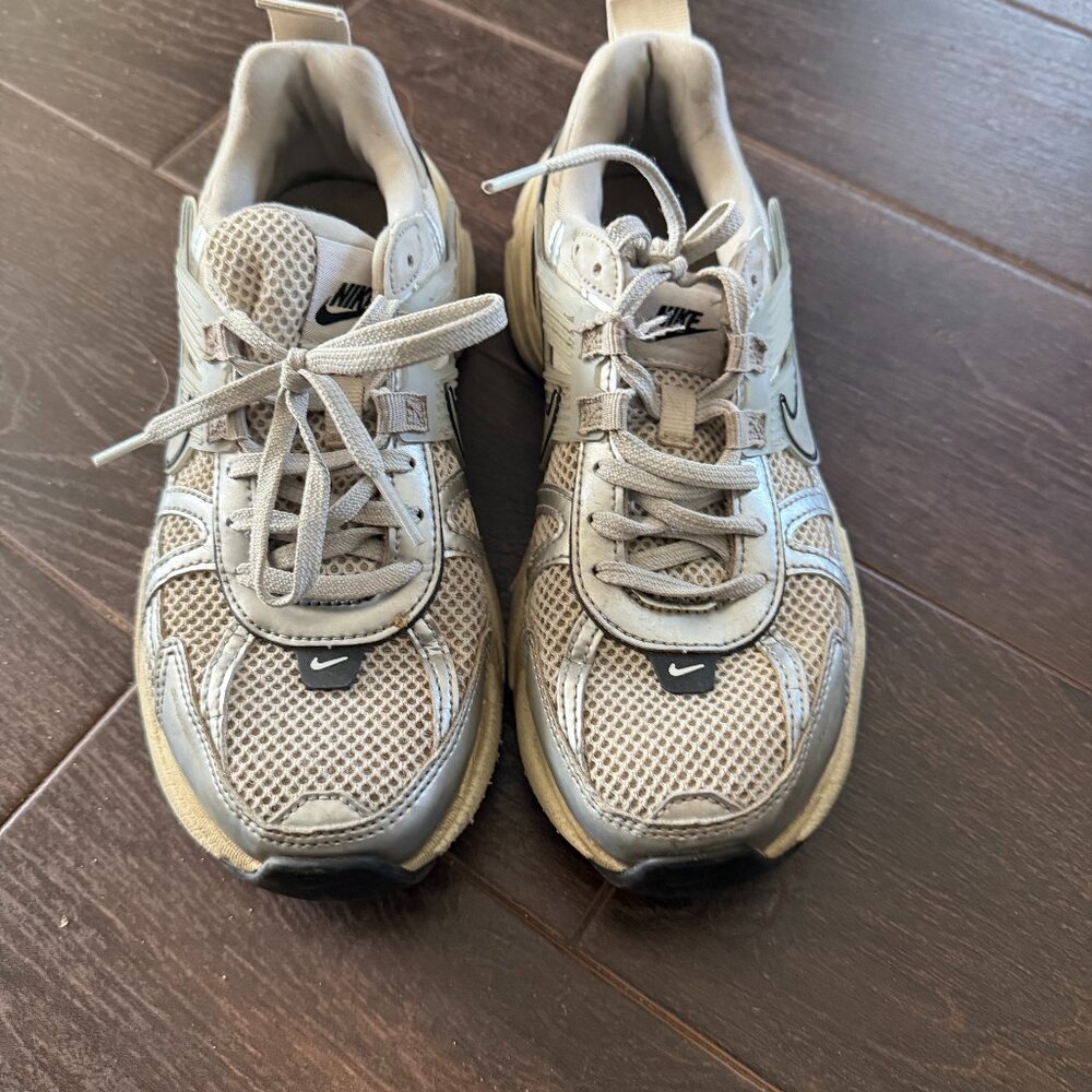 Nike V2K Running Shoes